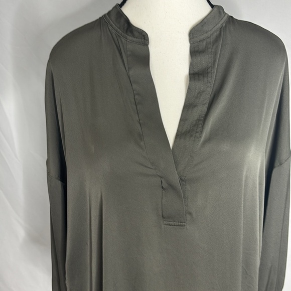 VINCE Silk Green V Neck Popover Long Sleeve Blouse Top Small - Picture 3 of 8